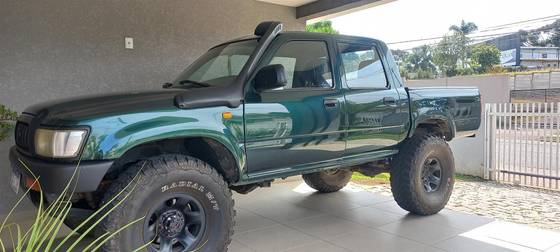 TOYOTA HILUX 3.0 4X4 8V DIESEL 4P MANUAL